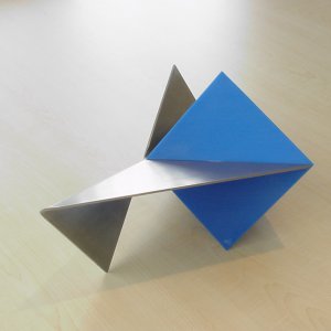 Diagonaalkwadraat, 1998, rvs+perspex, 21x42x21cm
